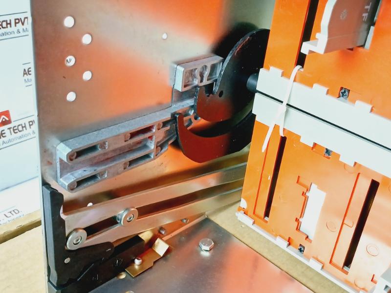 Schneider Electric Lv833163 Pole Drawout For Acb Circuit Breaker 2004735173