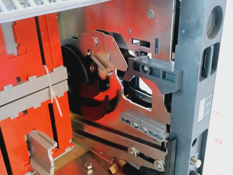 Schneider Electric Lv833163 Pole Drawout For Acb Circuit Breaker 2004735173