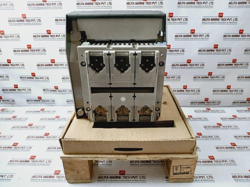 Schneider Electric Lv833163 Pole Drawout For Acb Circuit Breaker 2004735173