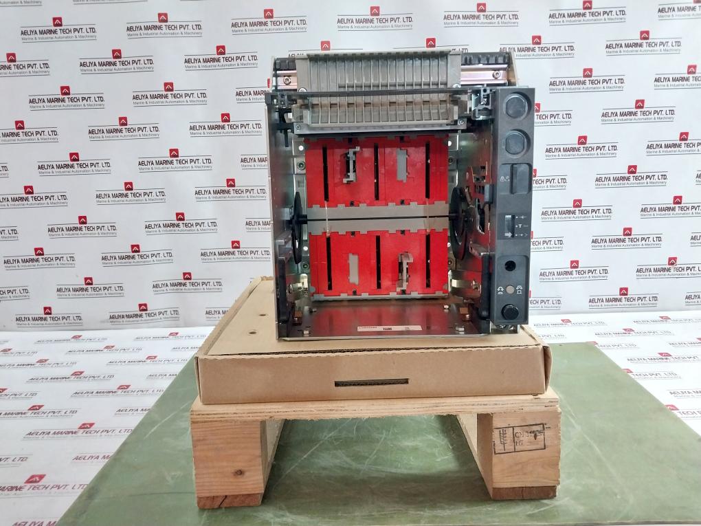 Schneider Electric Lv833163 Pole Drawout For Acb Circuit Breaker Masterpact Mtz