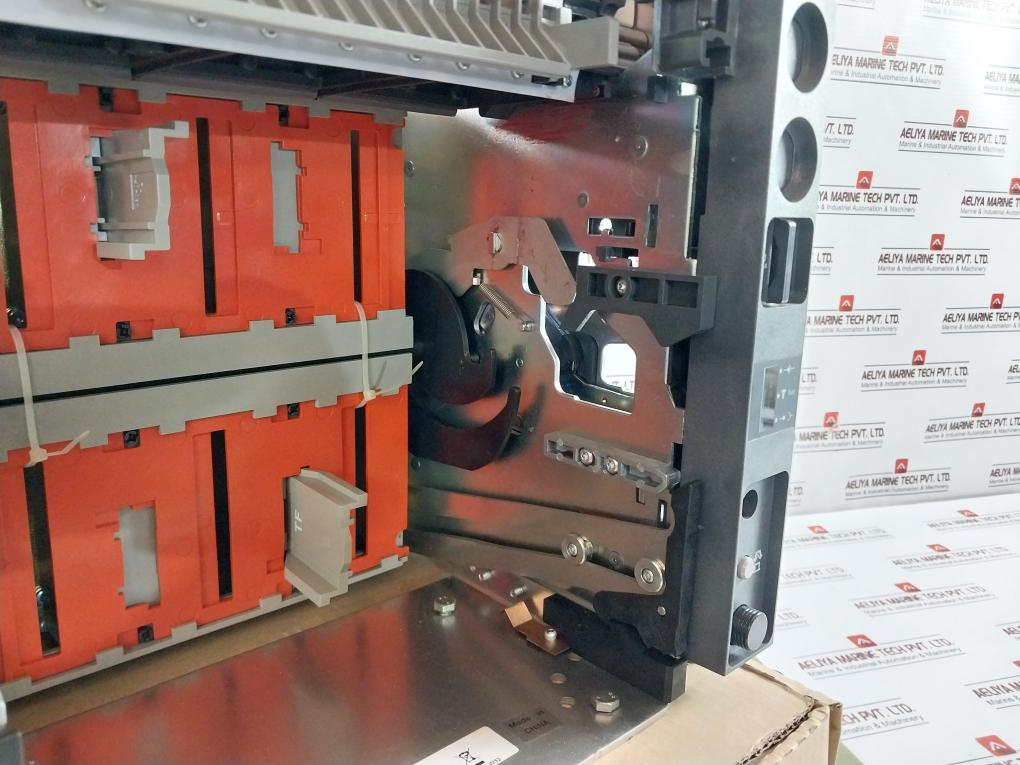 Schneider Electric Lv833163 Pole Drawout For Acb Circuit Breaker Masterpact Mtz