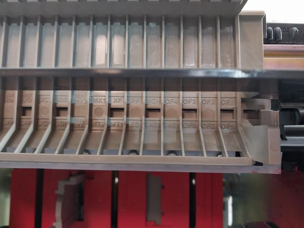 Schneider Electric Lv833163 Pole Drawout For Acb Circuit Breaker Masterpact Mtz