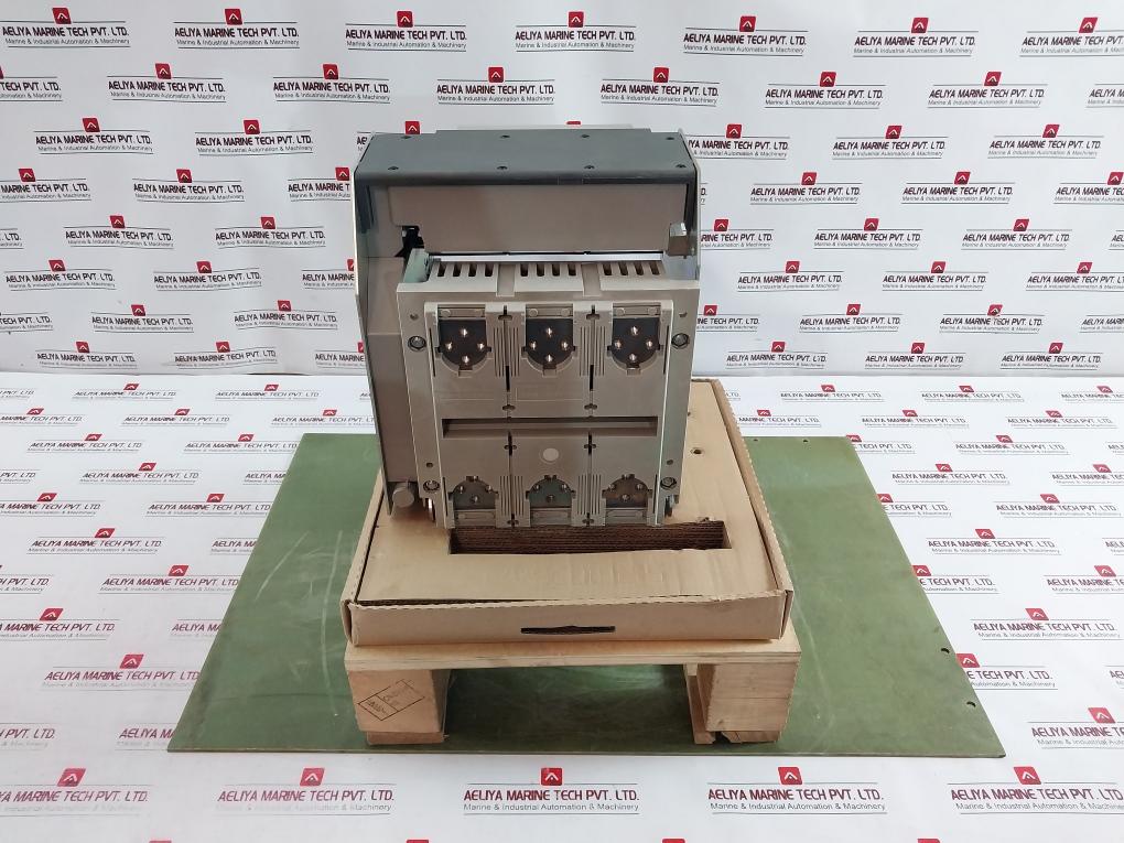 Schneider Electric Lv833163 Pole Drawout For Acb Circuit Breaker Masterpact Mtz