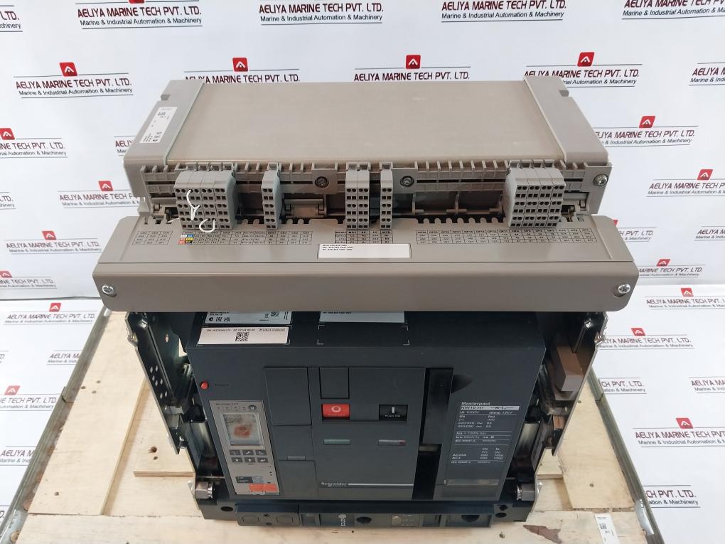 Schneider Electric Nw10 H1 Masterpact Circuit Breaker 1000V 12Kv Iec 60947-3