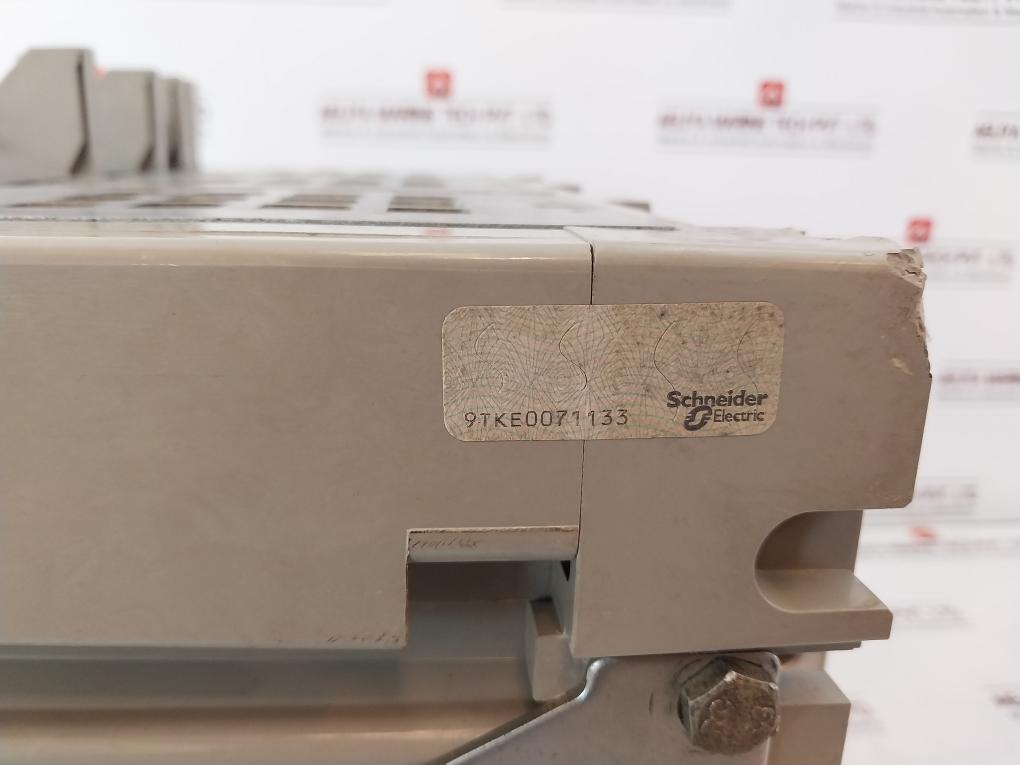 Schneider Electric Nw32 H1 Masterpact Micrologic 2.0A Circuit Breaker 1000V 12Kv