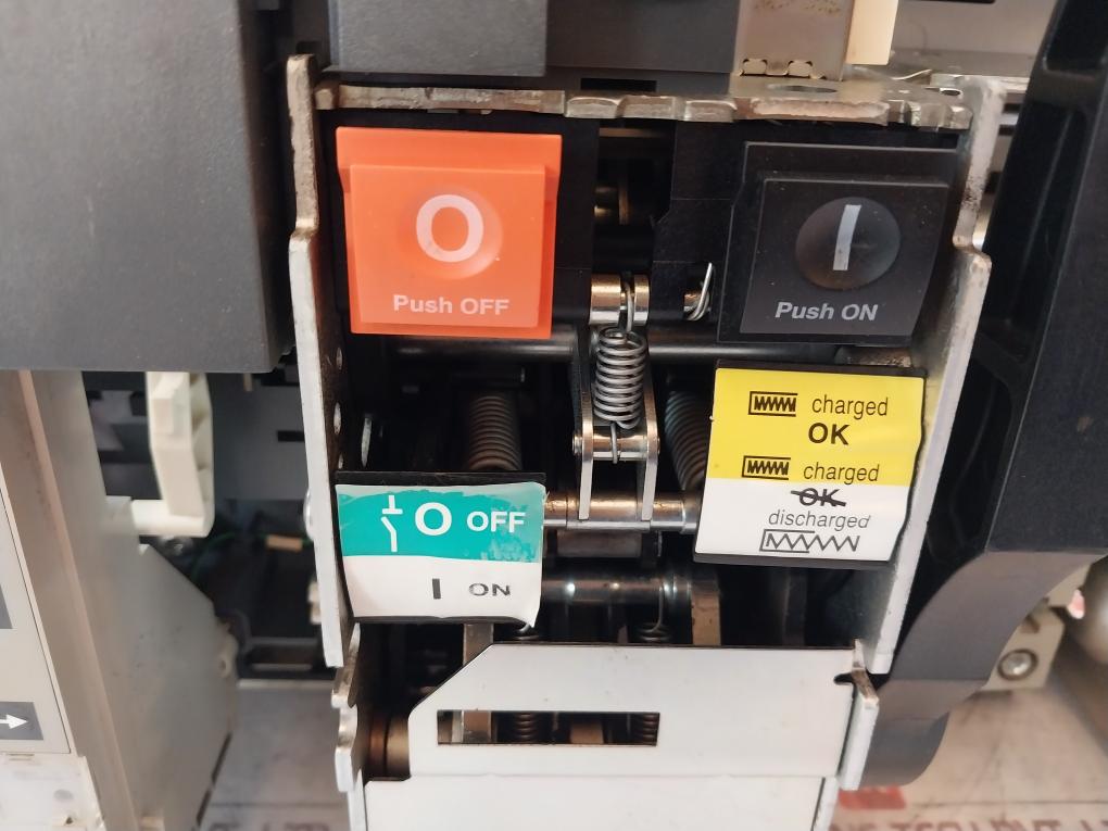 Schneider Electric Nw32 H1 Masterpact Micrologic 2.0A Circuit Breaker 1000V 12Kv