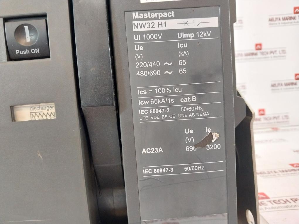 Schneider Electric Nw32 H1 Masterpact Micrologic 2.0A Circuit Breaker 1000V 12Kv
