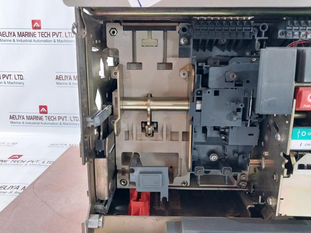 Schneider Electric Nw32 Ha Masterpact Air Circuit Breaker 690V 3200A 1000V 12Kv