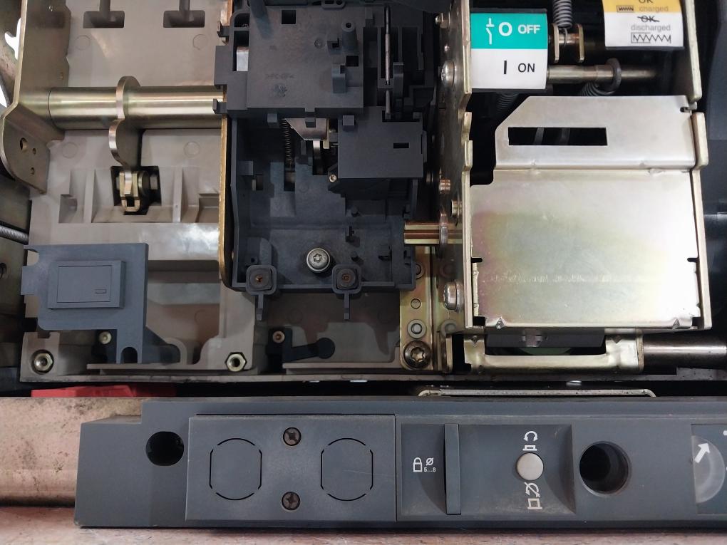 Schneider Electric Nw32 Ha Masterpact Air Circuit Breaker 690V 3200A 1000V 12Kv