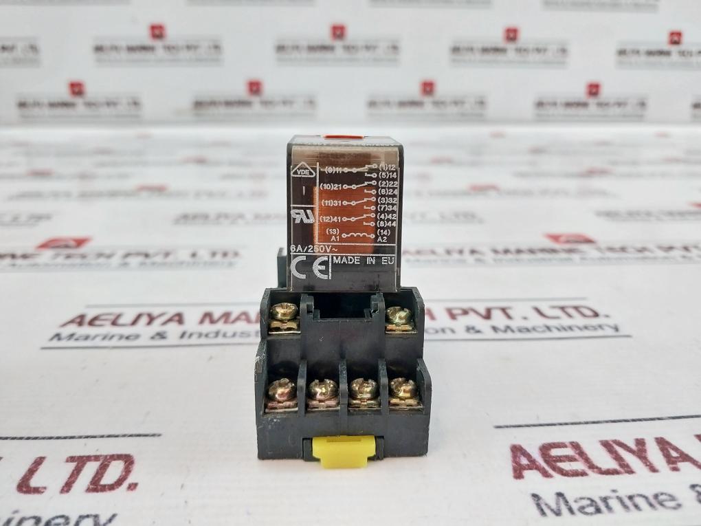 Schrack PT570730 Plug-In Relay With Base SZX-SMF