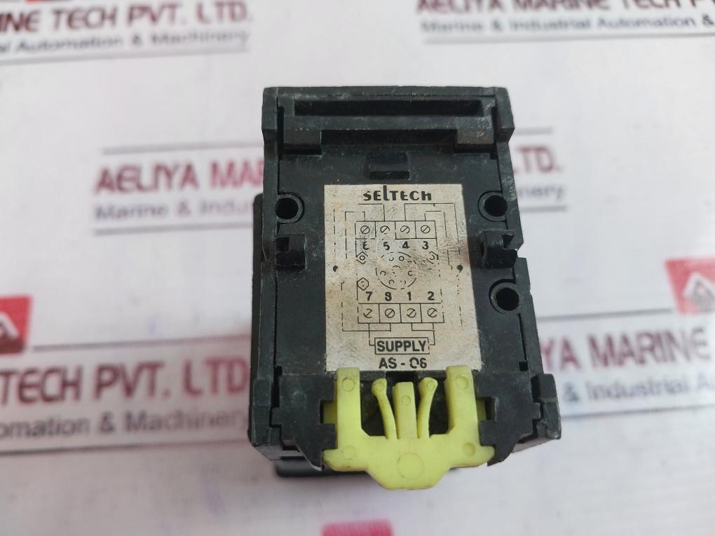 Selec 55Xu-p Timer With Base 20 To 240 Vac / 12 To 240 Vdc