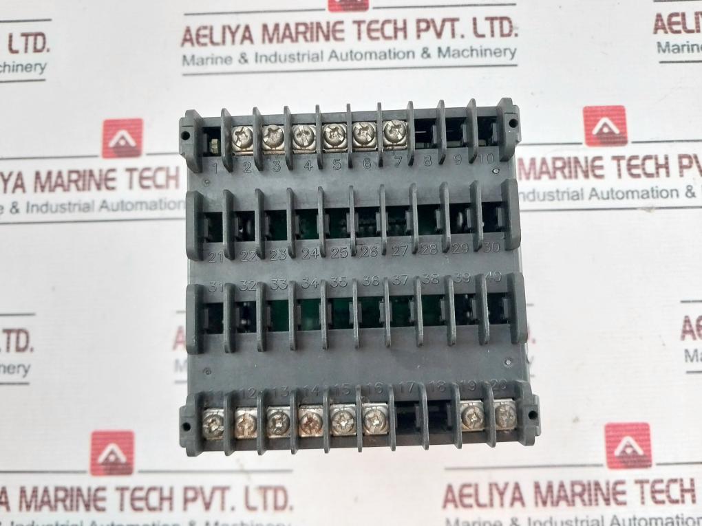 Selec Pid330-0-0-01 Temperature Controller 85 To 270V Ac/Dc, 50/60Hz, 5Va Max.