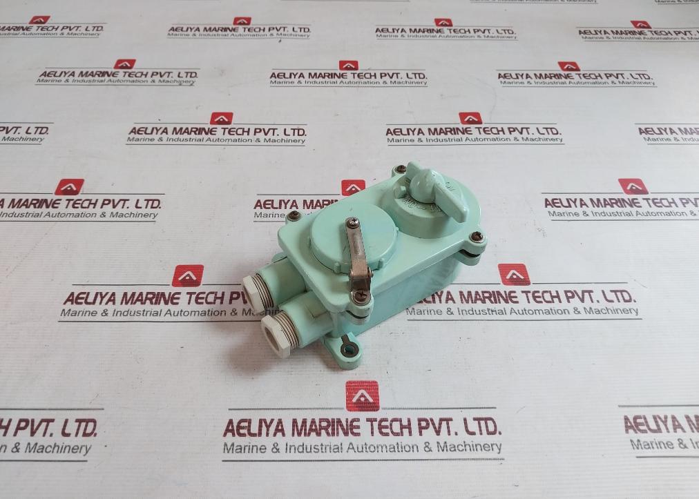 Senko Guchi Simr 3 Pins W.T.Receptacle W/Switch 250V 5A