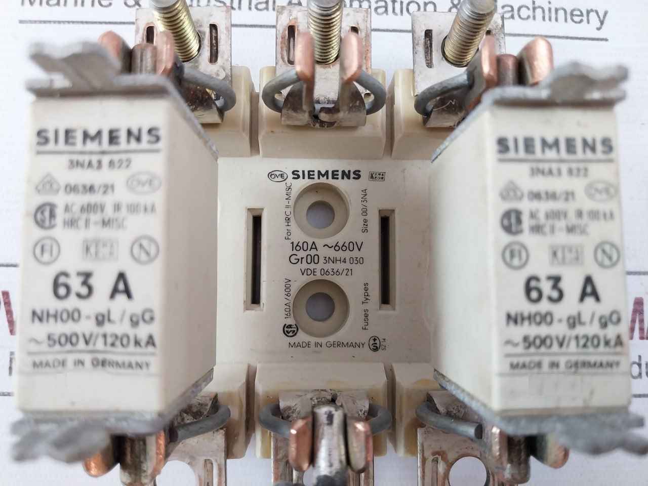 Siemens 3Na3 822 Fuse Holder With Fuses Hrc Ii-misc Ac 600V Ir 100Ka