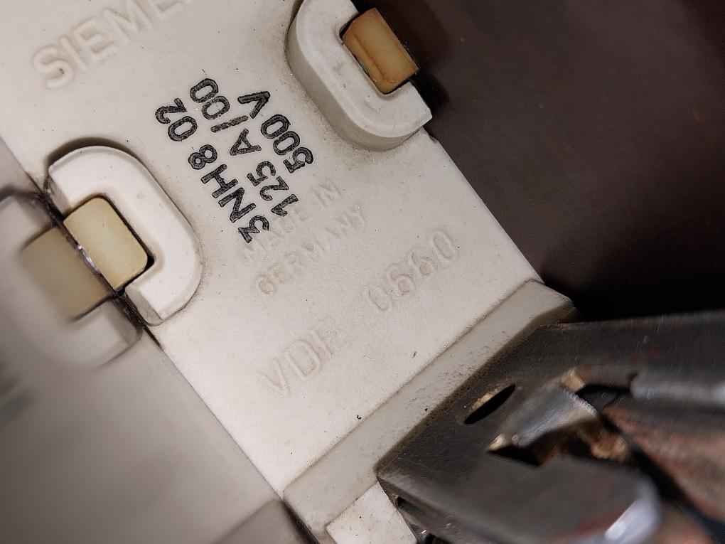 Siemens 3Nh8 02 Fuse Base Ceramic Flat Terminal 125A,500V