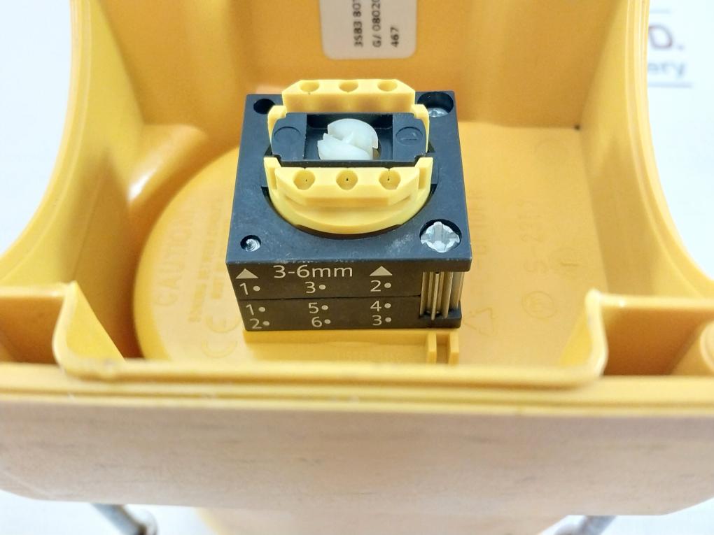 Siemens 3Sb3 801-0Df3 Enclosure For Command Device 3-6Mm 1-4Mm S 2357