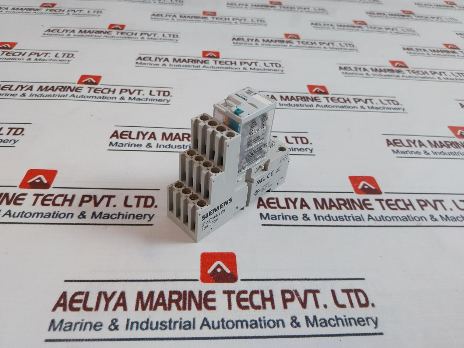 Siemens 3Tx7144-4E5 Relay With Socket Base 10A, 300V