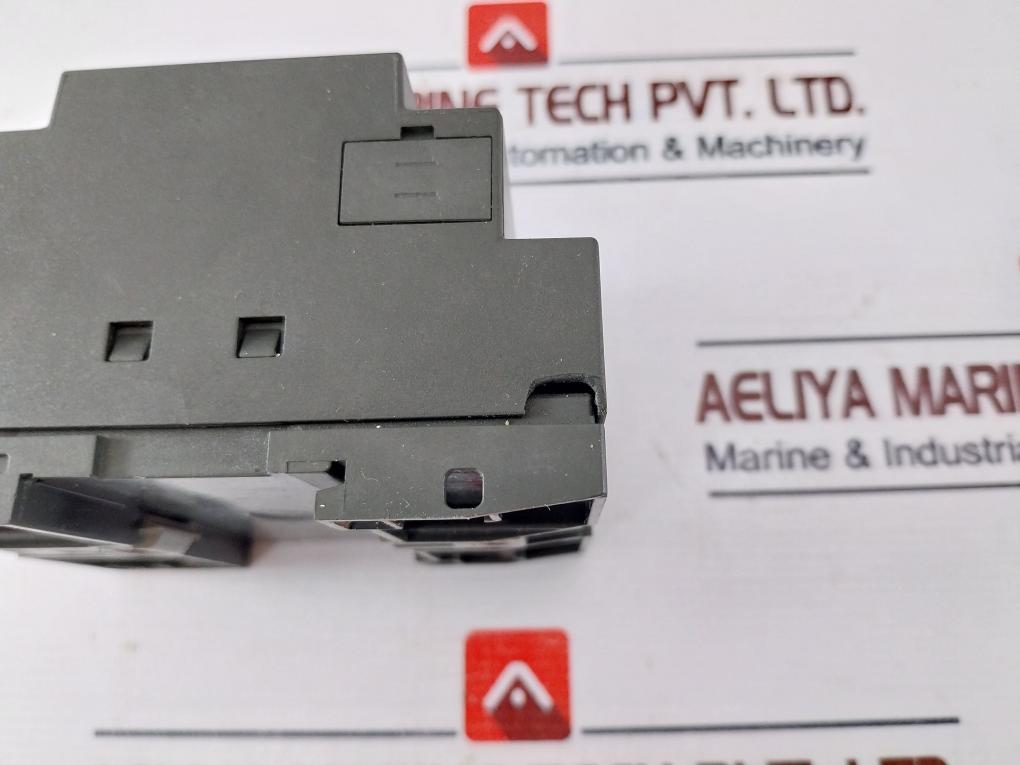 Siemens 6ED1 052-1MD00-0BA6 Logo! Programmable Logic Controller 240VAC