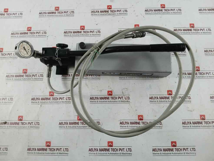 Skf Tmjl 50 Hydraulic Pump With Wika Gauge 50Mpa 7250 Psi Set