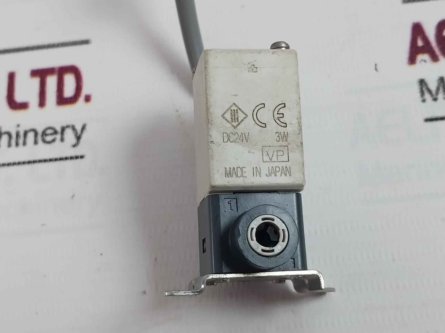 Smc Vdw22Daxcb Pneumatic Solenoid Valve 0.7Mpa Dc24V 3W 1.6Mm