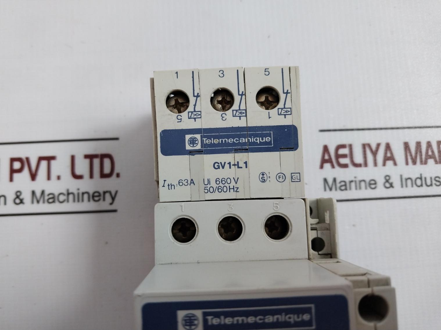 Telemecanique Gv1-l1 Manual Motor Starter W/ Auxiliary Contact Block Gv1-m10