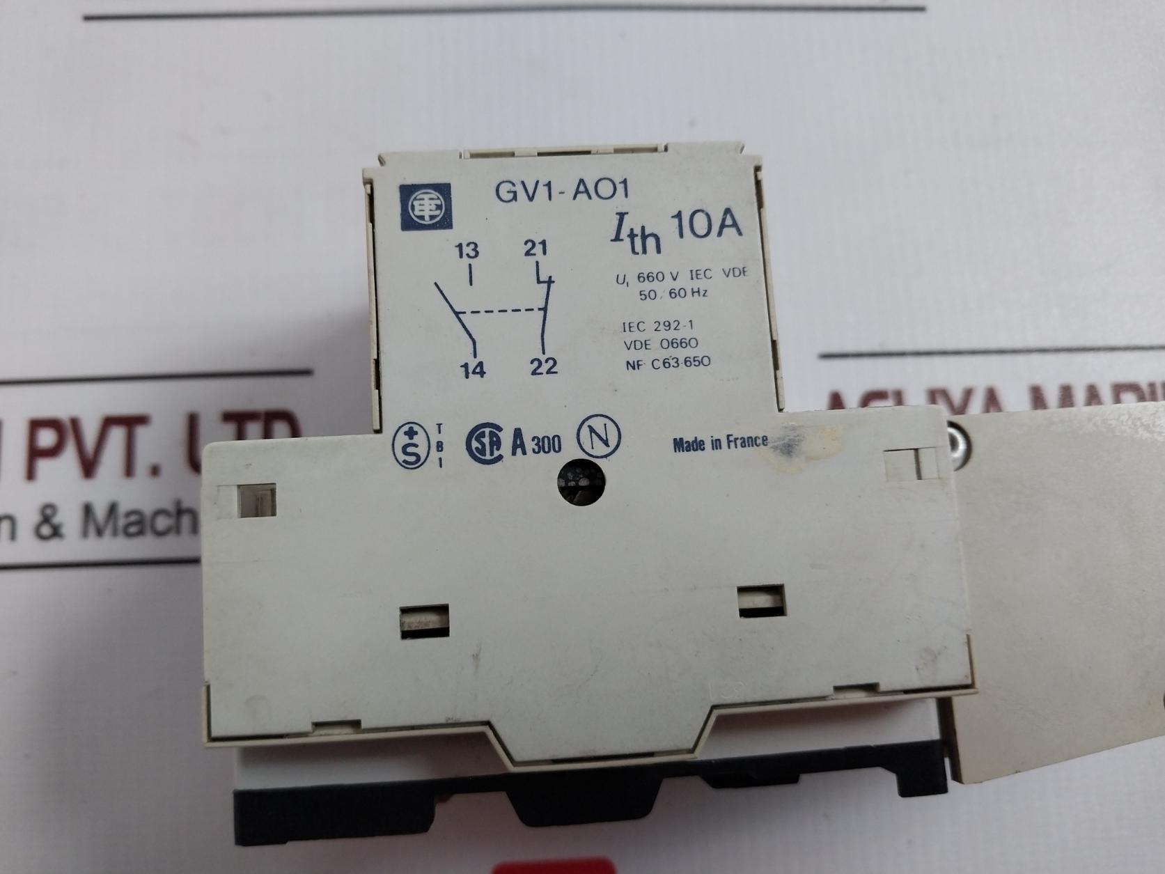 Telemecanique Gv1-l1 Manual Motor Starter W/ Auxiliary Contact Block Gv1-m10