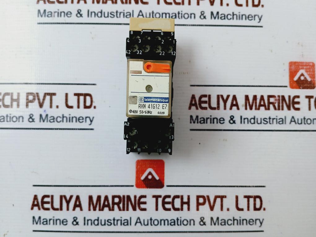 Telemecanique/ Schneider Electric Rxn41G12E7 Miniature Relay W/ Socket 48V