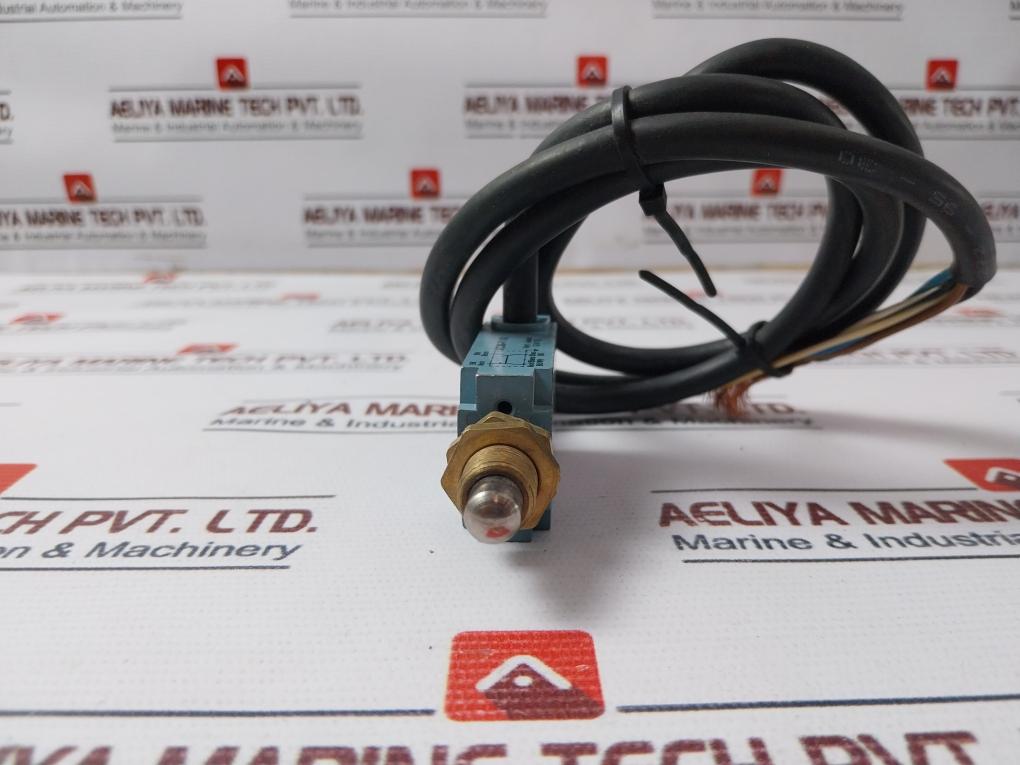 Telemecanique Xcm-f110 Limit Switch 240V 1,5A