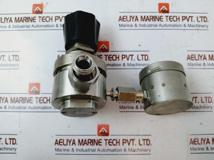 Tescom 44-3262hrw3-853 Pressure Regulator + Centrotherm En837-1 Pressure Gauge