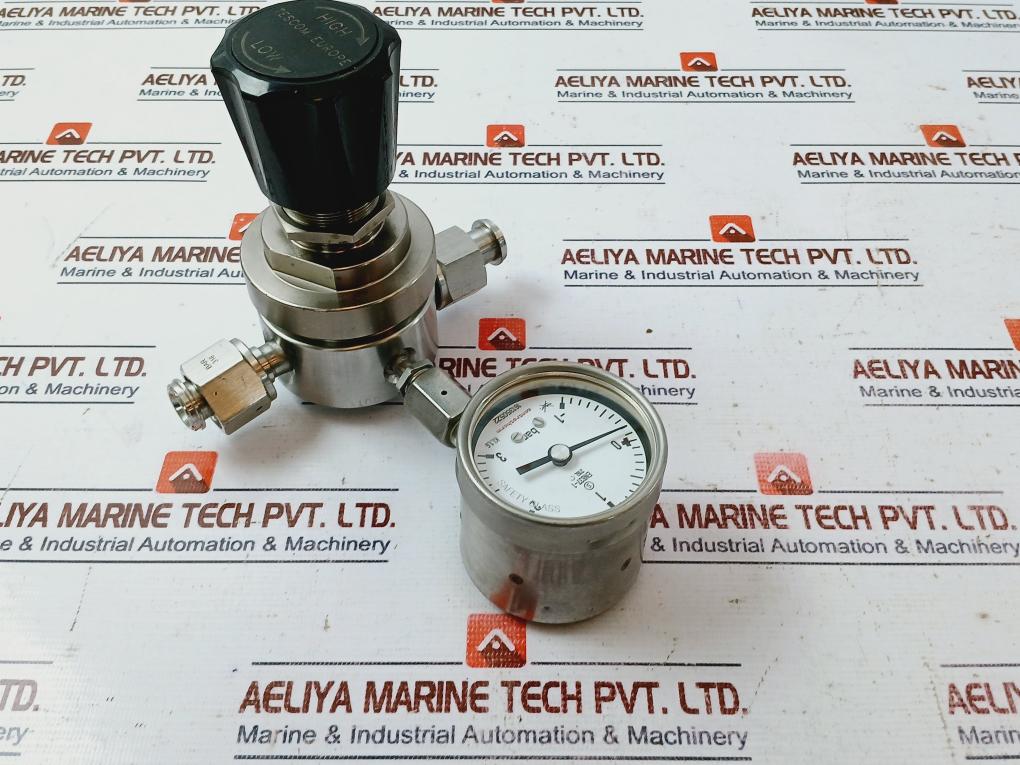 Tescom 44-3262hrw3-853 Pressure Regulator + Centrotherm En837-1 Pressure Gauge