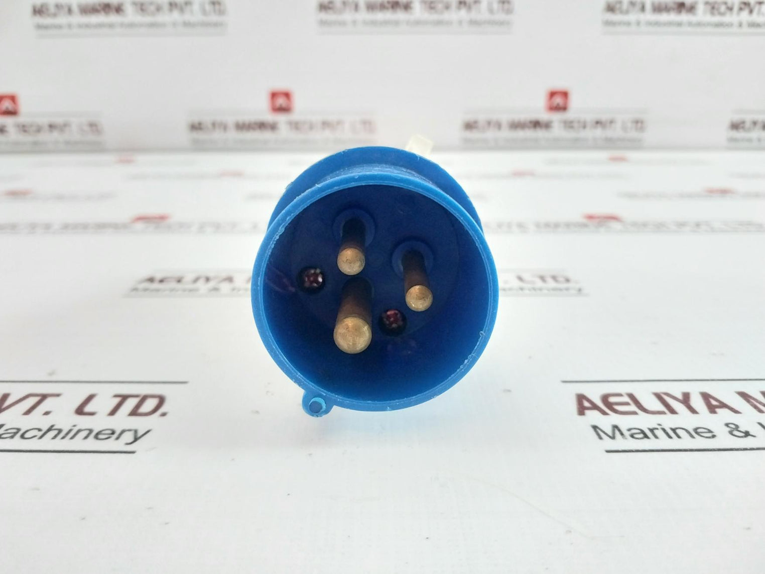 Total 013 Dust Proof Plug 16A-6H/220-250V~Ip44 Iec309-2