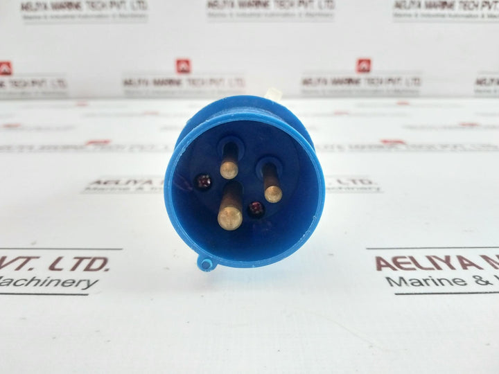 Total 013 Dust Proof Plug 16A-6H/220-250V~Ip44 Iec309-2