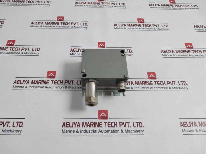 Trafag 8202.76.2210 Pressure Transmitter 0-4Kg/Cm2-g 12-34Vdc
