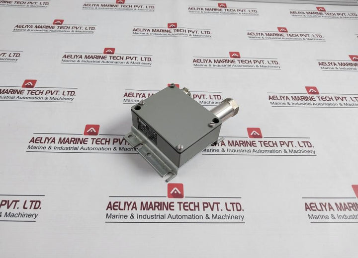 Trafag 8202.76.2210 Pressure Transmitter 0-4Kg/Cm2-g 12-34Vdc