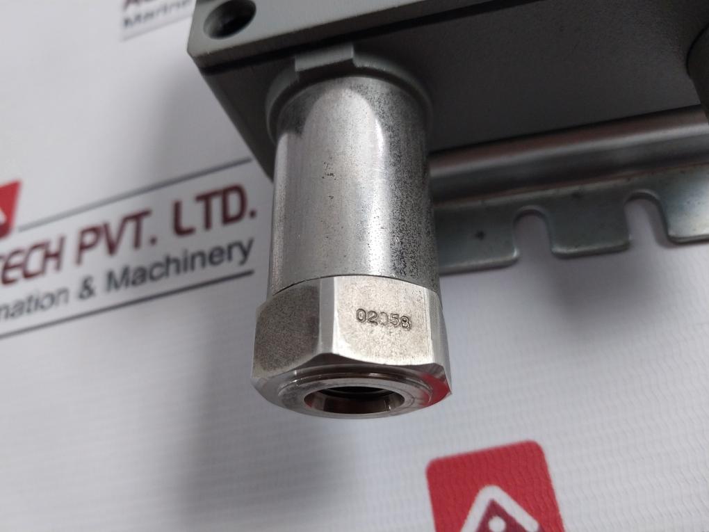 Trafag 8202.76.2210 Pressure Transmitter 0-4Kg/Cm2-g 12-34Vdc/4-20Ma/Ta -25-85 C