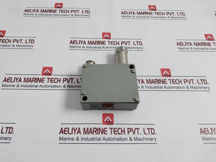 Trafag 8202.77.2210 Pressure Sensor Control 0-6Bar-g 0-0.6 Mpa-g 12-34Vdc/4.20Ma