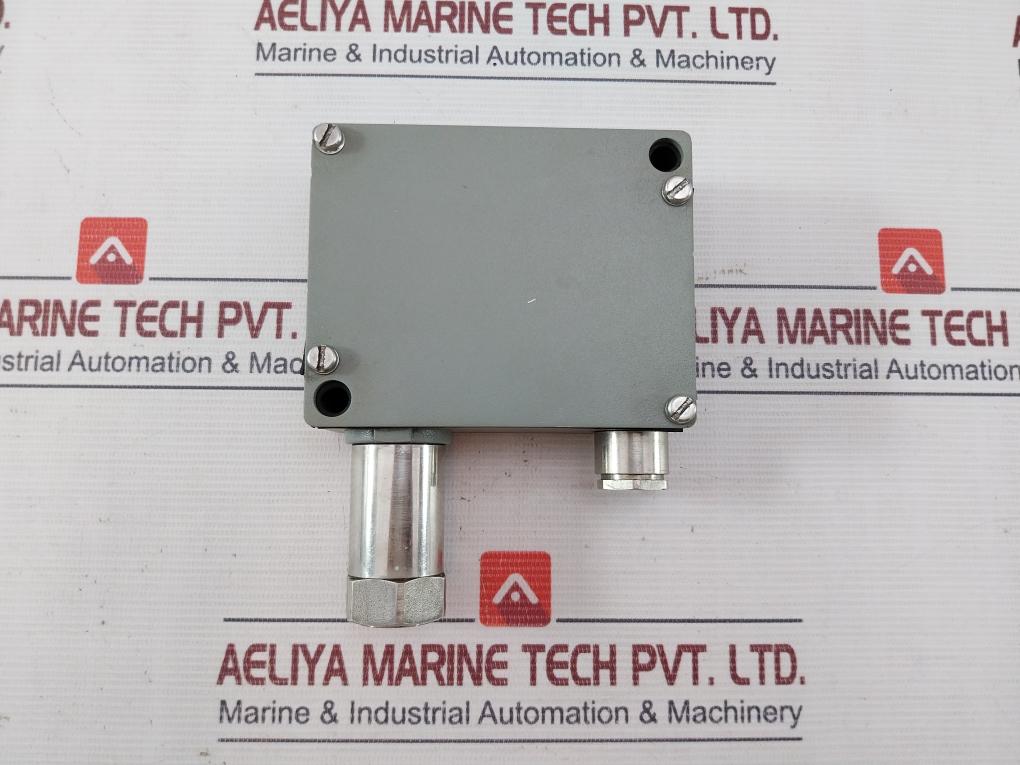 Trafag 8202.79.2210 Pressure Transmitter 12–34 Vdc 4–20 Ma