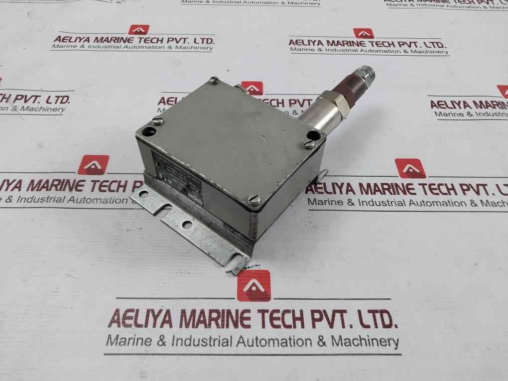 Trafag 8202.84.2210 Differential Pressure Transmitter 12-34Vdc 4-20Ma B64301B