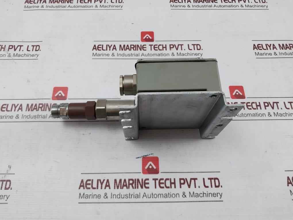 Trafag 8202.84.2210 Differential Pressure Transmitter 12-34Vdc 4-20Ma B64301B