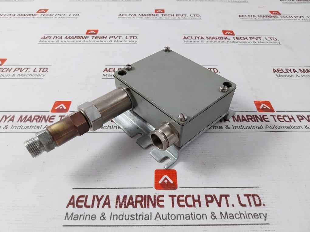 Trafag 8202.84.2210 Pressure Transmitter 0-400Bar-g 0-40Mpa-g 12-32V Dc / 4-20Ma