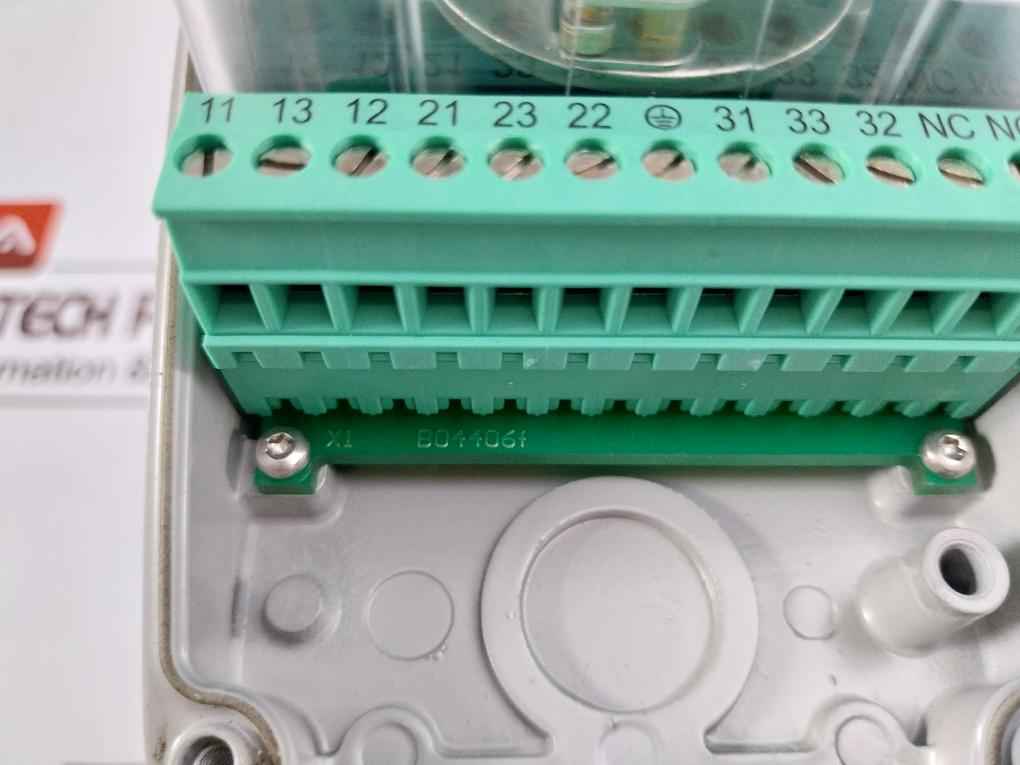 Trafag 8736.20.2200.J6 Density Monitor B04406F Sf6.100% 420Kpa