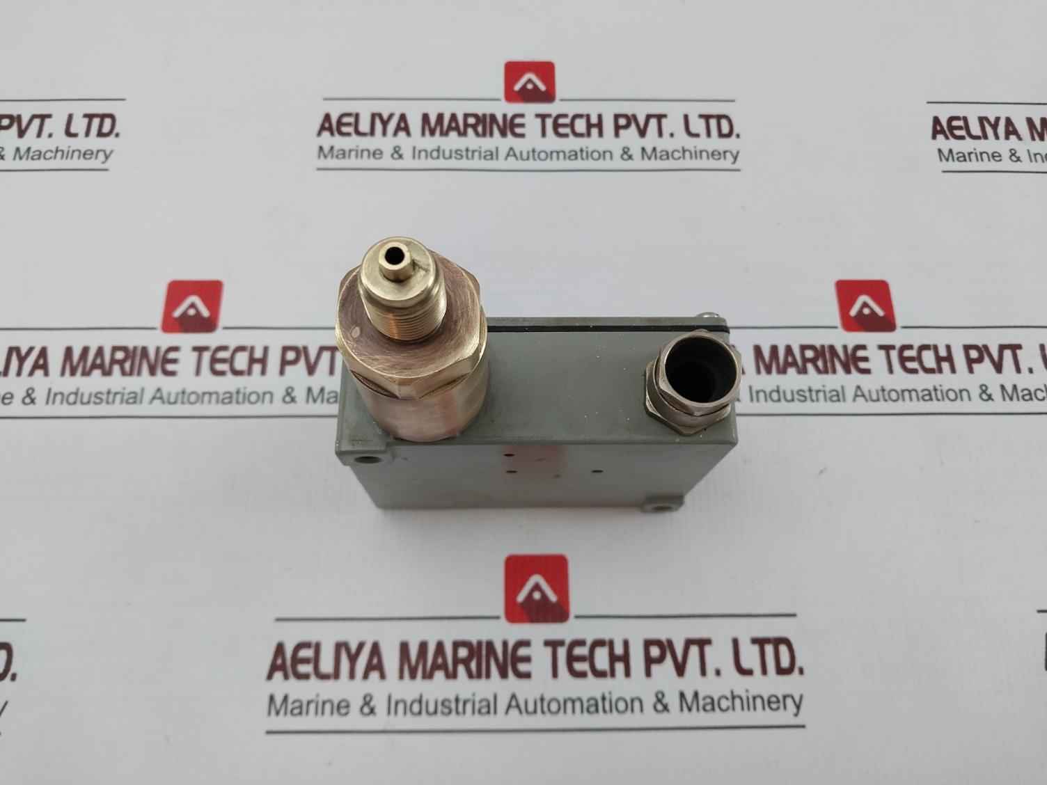 Trafag 900.2376.924 Pressure Switch 0-4 Bar 12 Bar