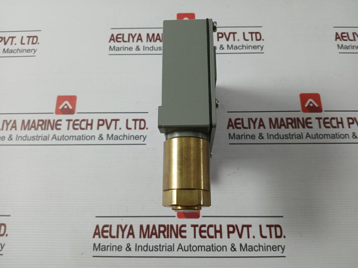 Trafag 900.2377.903 Electromechanical Pressure Switch 0..6 Bar (Kg/Cm2)