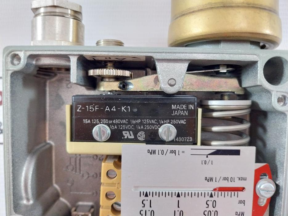 Trafag 941.2373.922 Electromechanical Pressure Switch 0.2...1.6 Bar