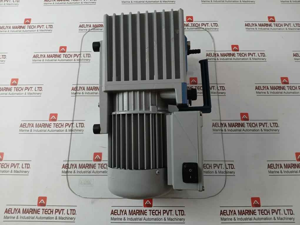 Vacuubrand Re 6W Rotary Vane Vacuum Pump 100-120V 50/60Hz 5.4A