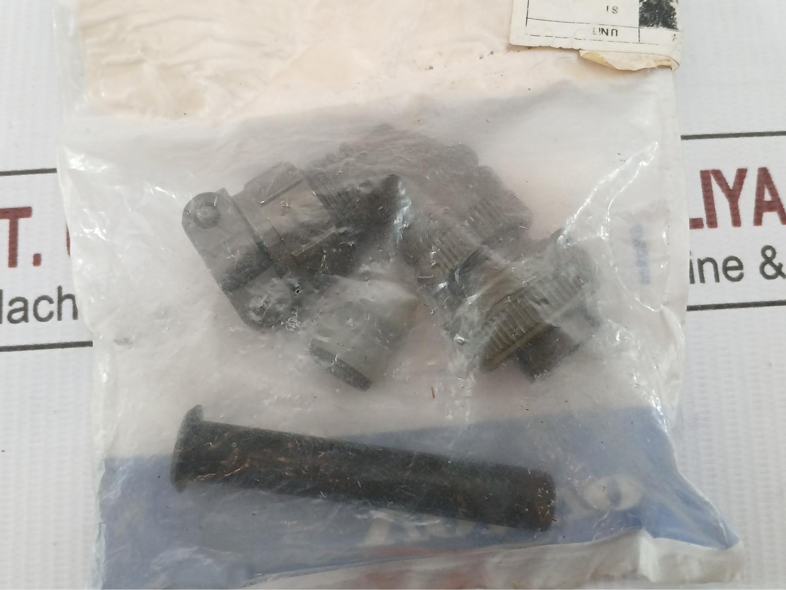 Volvo Circular Connector Cable Clamp Set 846580