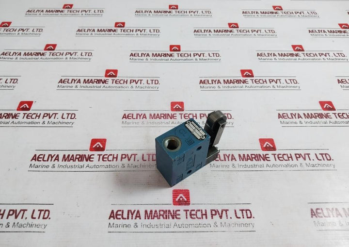 Wabco 3630070000 Roller Lever Pneumatic Directional Valve 002