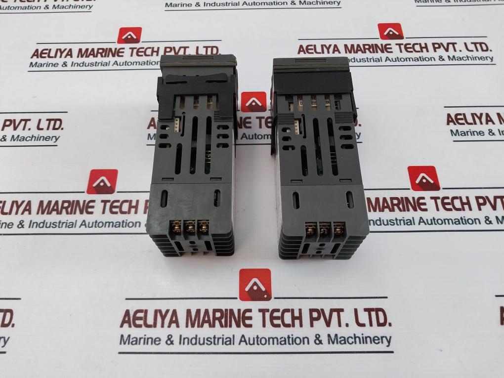 West 6100+ P6100Z2 Digital Temperature Controller 20-50Vac 7.5Va 22-55Vac 5W