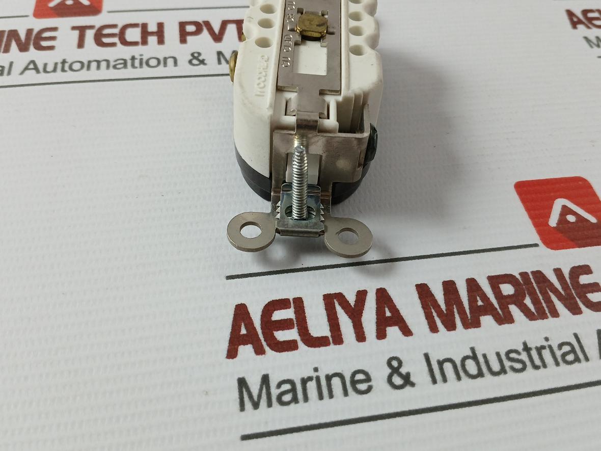 Woodhead Duplex Receptacle Outlet 15A 125V