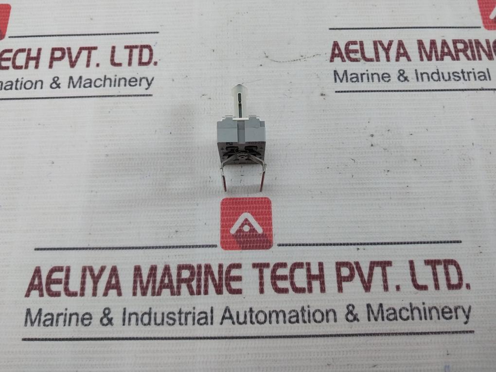 Yamatake-honeywell 2T-l Cp24 Push Button Switch 9748K